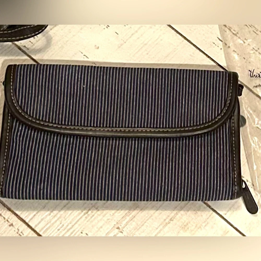 CLASSIC Thirty One wallet crossbody with brown leather trim and strap. - Picture 1 of 3